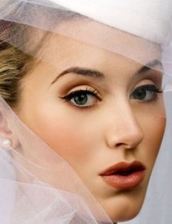 كوني عروس أنيقة بالمكياج الفرنسي
