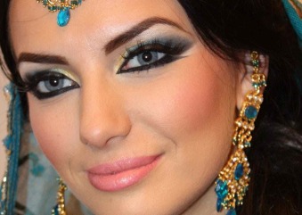 مع غير مكياج سموكي على الطريقة العربية