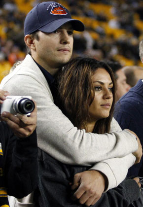 ميلا وأشتون ينتظران طفلهما الأول!