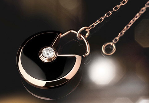 ما الذي يميز قلادة Amulette من Cartier؟