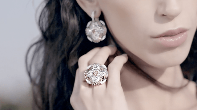 جلسة تصوير لمجوهرات Les Talismans De Chanel الفاخرة