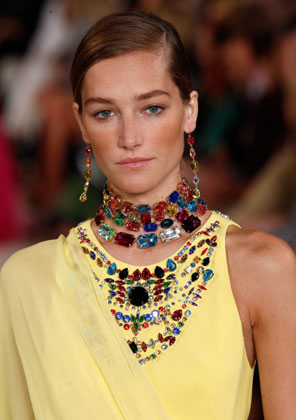 مجوهرات وأحجار ملونة تخطف الأضواء من Ralph Lauren