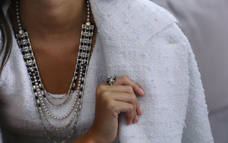 Tweed De Chanel: دعوة صريحة لتكشفي عن جانبك الراقي في فيديوشوت خاص 