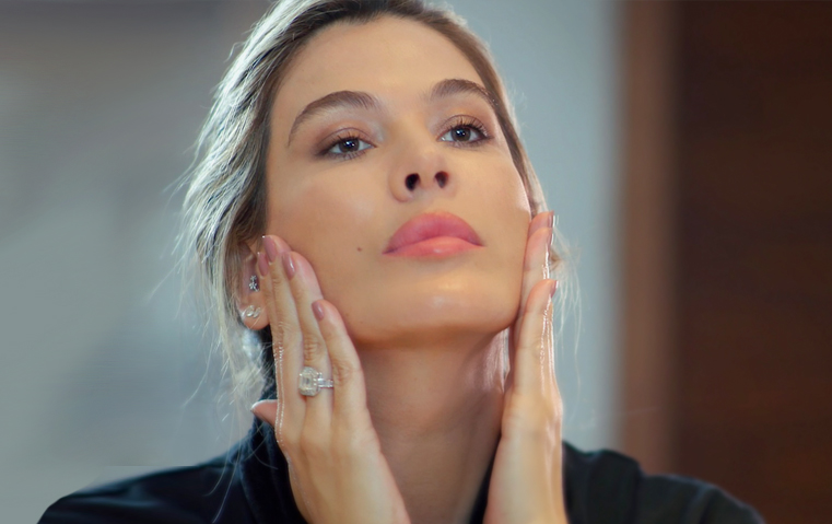 تعرفي على روتين زويا الجمالي من Sisley لبشرة متوهجة في المساء