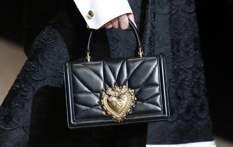 إليك نظرة عن قرب على أجمل أكسسوارات Dolce & Gabbana الخارجة عن المألوف!