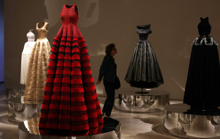 "عز الدين عليا، مصمم الأزياء الراقية" المعرض الأول للمبدع في لندن