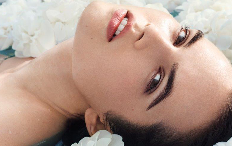 جرّبنا لكِ Camellia Water Cream من شانيل: لم يكن مكياجنا بهذا الإشراق يوماً!