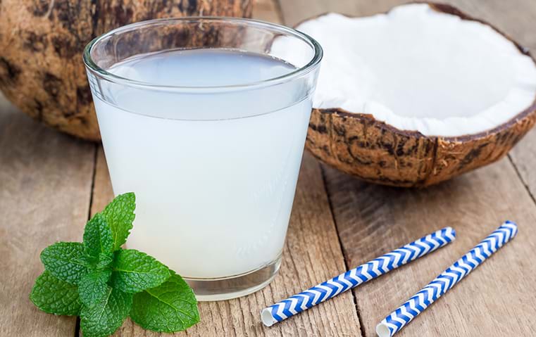 تناولي ماء جوز الهند لإنقاص وزنك