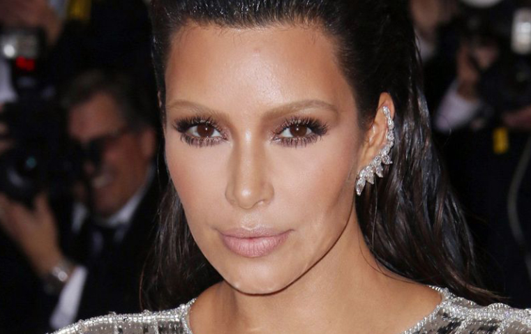 لم تعد هذه الحواجب حكراً على الشقراوات، فهل تصبح صيحة جمالية جديدة؟