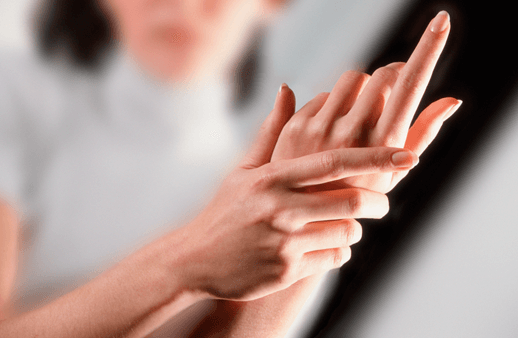 تعانين من انتفاخ الأصابع و القدمين؟ حاربي احتباس الماء بسهولة