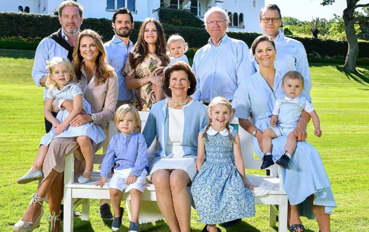 بالأزرق السماوي تألقت العائلة الملكيّة السويديّة في صورة تذكاريّة