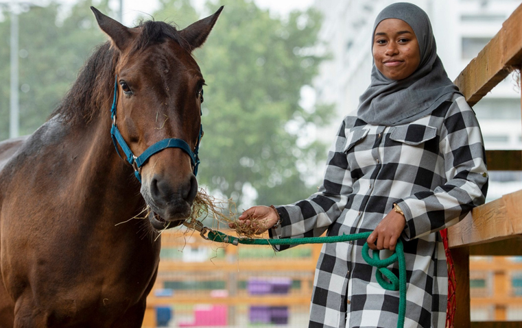 خديجة ملاح؛ أوّل فارسة سباقات خيل ترتدي الحجاب، وتذهل العالم من قلب بريطانيا