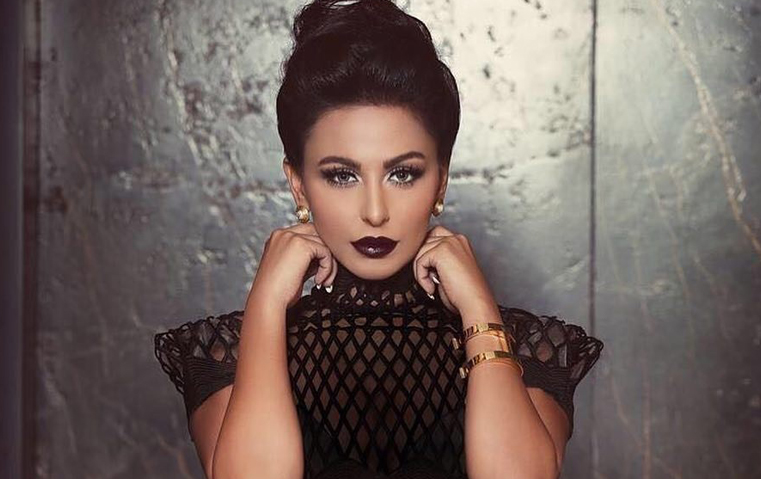 ها قد عاد لون الحمرة الجريء هذا إلى الواجهة!
