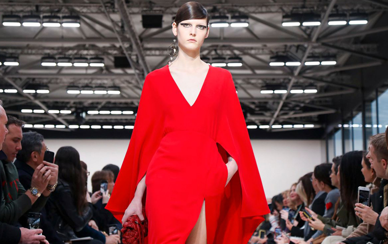 تصاميم أنثوية تُعبّر عن شخصيتكِ الحقيقية في مجموعة فالنتينو لشتاء 2020