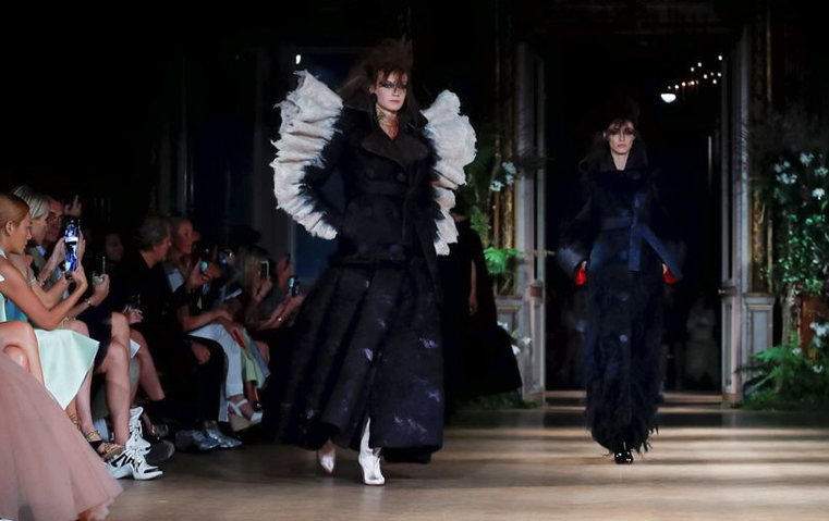 تعويذة سحرية من الطبيعة أُلقيت على تصاميم Viktor & Rolf، فما هي!
