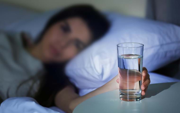 أطبّاء: تجنّبي وضع كأس ماء بجانبك أثناء النوم!
