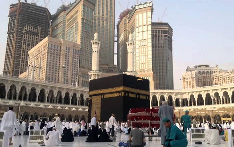 بالفيديو مشهد رائع من بر الوالدين بالمسجد الحرام
