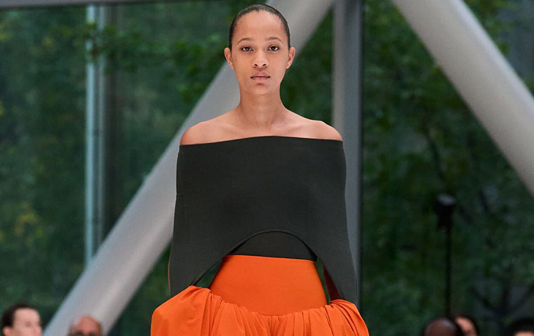 Alaïa  ربيع وصيف 2026: الجسد كمنحوتة والموضة كلغة للصدق