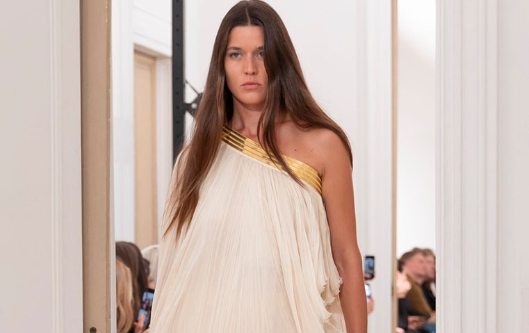 عودة أناقة الحفلات المنزلية في مجموعة Alberta Ferretti لصيف 2026