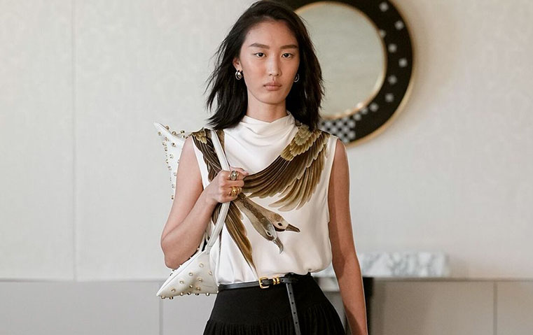 إطلالات بين الحقيقة والخيال في مجموعة Altuzarra لصيف 2026