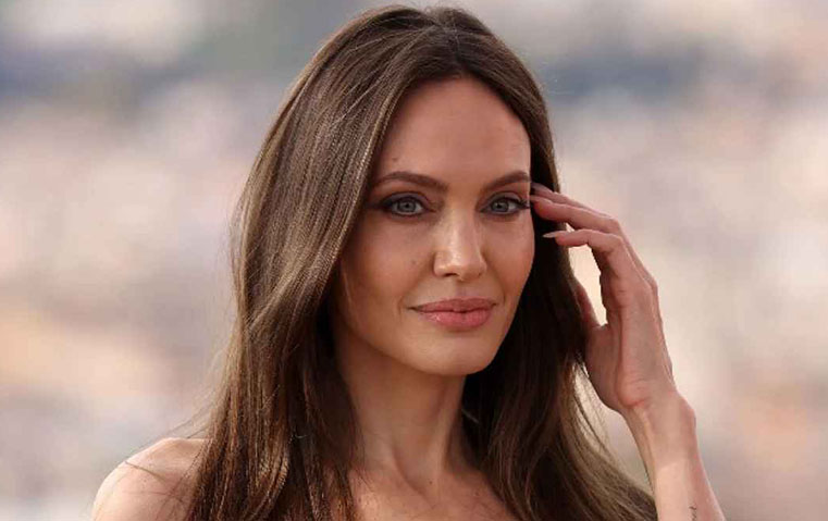 أنجلينا جولي تخطط لبيع منزلها والخروج من أمريكا