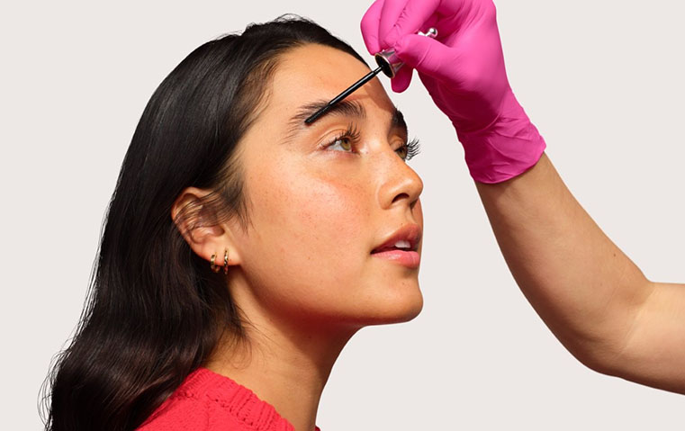 احصلي على الحواجب التي لطالما حلمتِ بها مع Benefit!