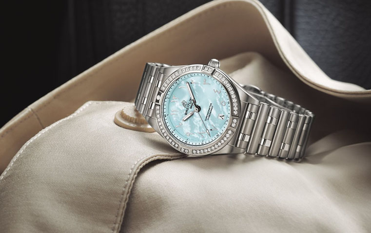 بريتلينغ تؤكد ارتباطها بالمنطقة من خلال ساعتين حصريتين بالنساء العربيات