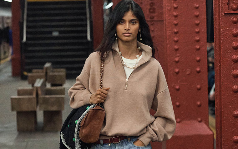 بافيذا ماندافا… العارضة الهندية التي فتحت عرض شانيل 2026 وتحوّلت قصتها إلى لحظة عالمية