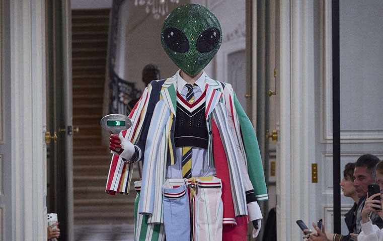 ثوم براون يحلق بين النجوم في عرض باريسي يحوّل الأزياء إلى رحلة فضائية