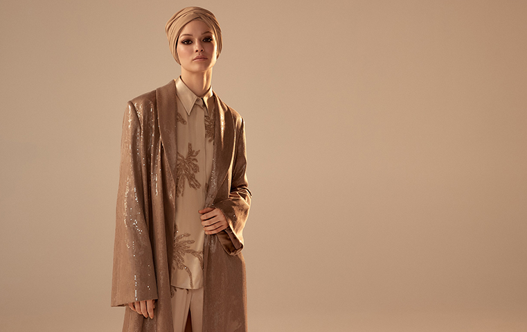 كل ما تحتاجين إلى معرفته عن عبايات "برونيلو كوتشينيلي" الخاصة بشهر رمضان