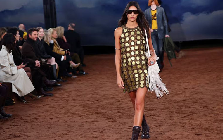 مجموعة Burberry لصيف 2026 تتحول إلى مهرجان موسيقي بريطاني