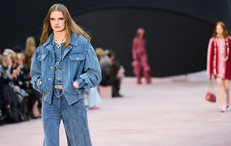 لماذا ما زالت سترة شانيل رمزاً للسلطة الناعمة؟