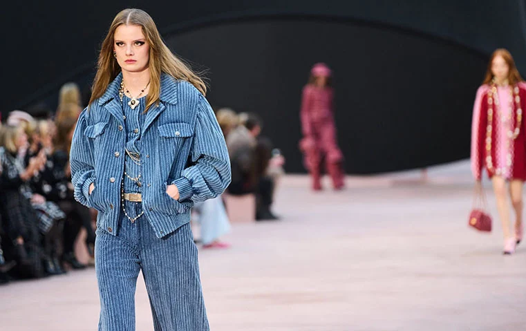 لماذا ما زالت سترة شانيل رمزاً للسلطة الناعمة؟