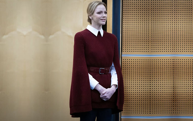 الأميرة شارلين تحوّل الكاب الأحمر إلى قطعة ملكية بامتياز