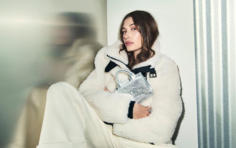 اجعلي أسلوب هايلي من توقيع DKNY بوصلتكِ هذا الشتاء