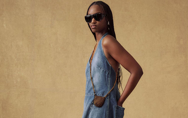 الدنيم... صيحة أساسية في مجموعات ما قبل خريف 2026