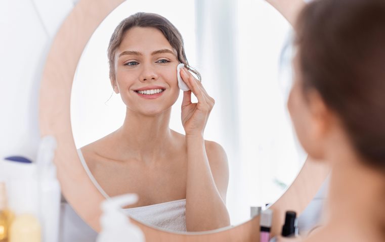 دليل بالخطوات الكاملة لإزالة المكياج بالشكل الصحيح