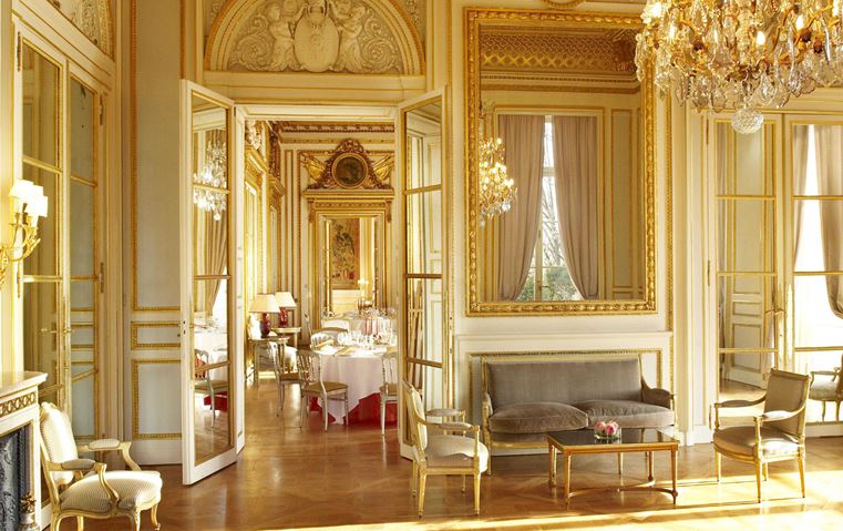 Hotel De Crillon يعيد فتح أبوابه مع ديكورات جديدة بتوقيع كارل لاغرفيلد!