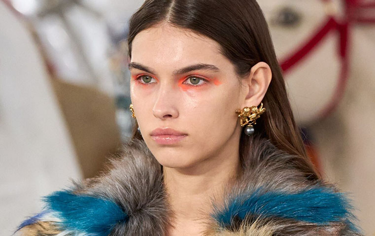 قائمة صيحات الجمال في عروض ميلانو: نظرات حادّة، شفاه داكنة، وبشرة باردة