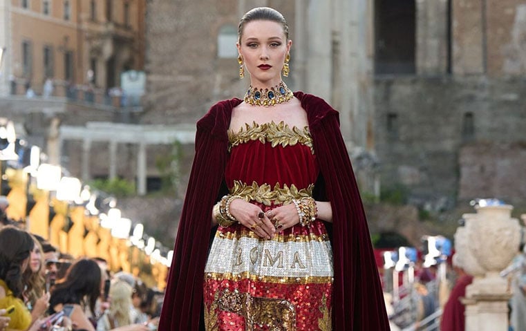 Dolce & Gabbana ألتا مودا 2025 أساطير روما القديمة تلتقي أناقة الخمسينيات الذهبية