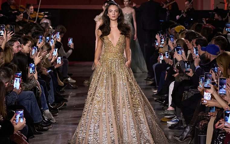 إيلي صعب يؤكد أن الثبات قد يكون أكثر أشكال الجرأة في عرض الهوت كوتور الجديد