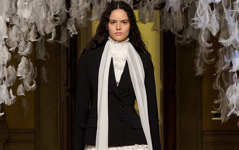 Elisabetta Franchi تحضّرك لشتاء مليء بالملابس الفيكتورية