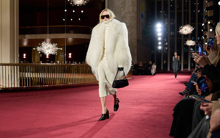 الفرو بين الكلاسيكي وستايلات لم نشاهدها من قبل في عروض نيويورك
