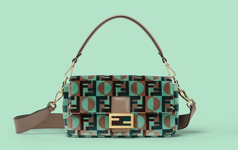 Fendi تحتفي بالنسخة الجديدة من Emily In Paris بمجموعة حقائب حصرية