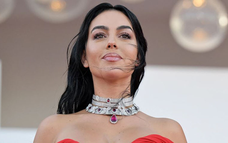 خاتم خطوبة جورجينا رودريغز يجسّد عشقها للمجوهرات الفاخرة .. إليكِ جولة على مجموعتها الثمينة
