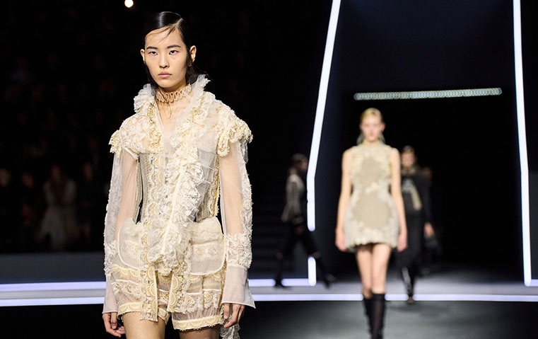 باريس تستعد لأسبوع الهوت كوتور: 29 دار أزياء وأسماء جديدة في يناير المقبل