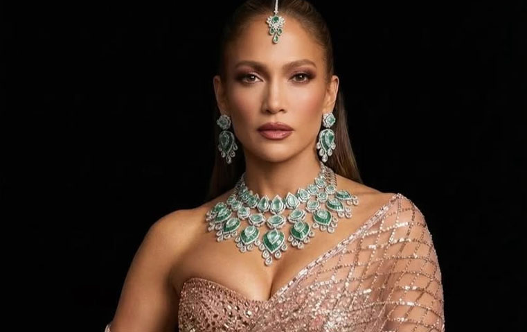 جنيفير لوبيز أميرة هندية بالساري المزخرف ومجوهرات الزمرد