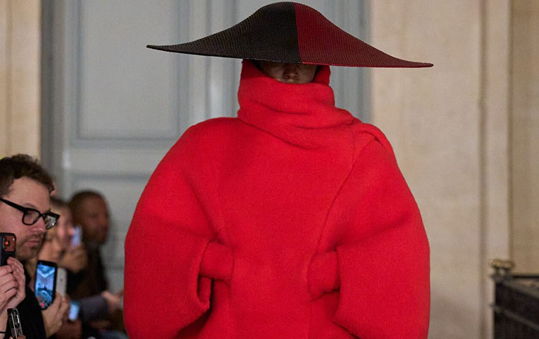 علامة Jacquemus تعيد للموضة بهجة الثمانينيات في عرض Le Palmier