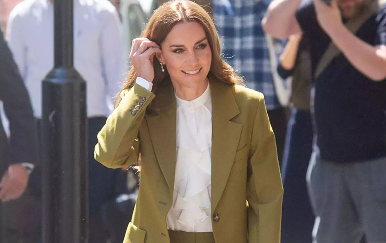 كيت ميدلتون تعتمد تصميم فيكتوريا بيكهام خلال جائزة الملكة إليزابيث الثانية للتصميم
