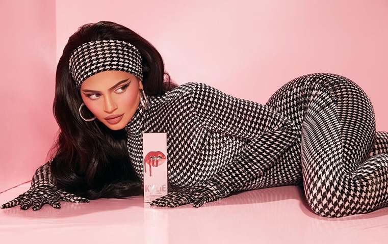 كيف تحوّلت كايلي جينر من مراهقة في برنامج تلفزيوني إلى رائدة في عالم الجمال